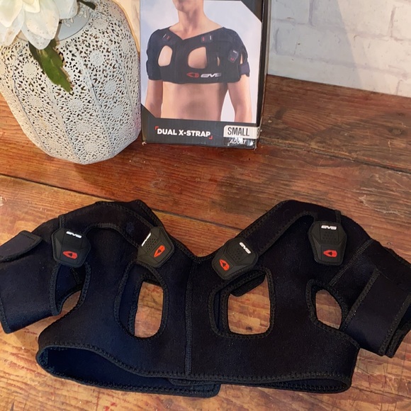 EVS SB05 Dual X Strap Shoulder Brace Size S - Picture 7 of 8